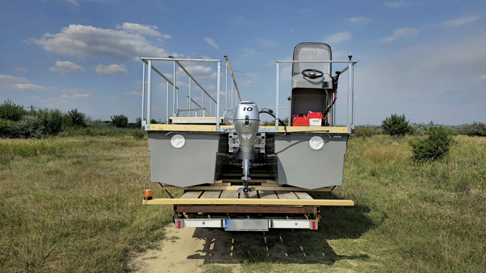 Corsar CAT6 – vedere din pupa, cu motor outboard